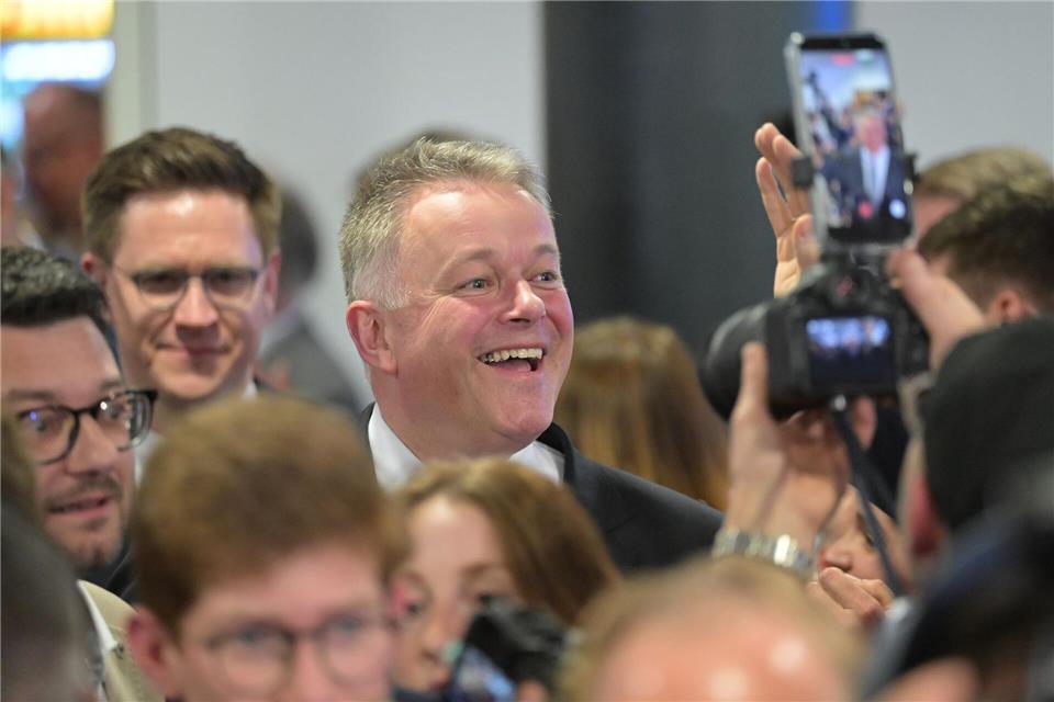 Wahlsieger Schnieder strahlt.Hannes Albert/dpa