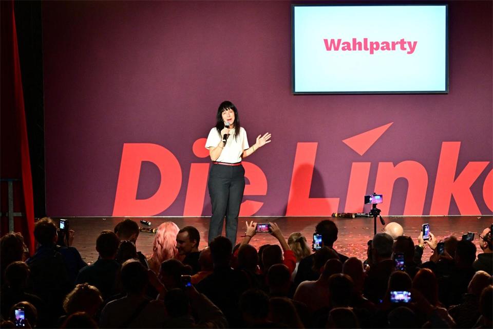 Wahlsiegerin Elif Eralp (Die Linke) spricht auf einer Wahlparty der Berliner Linken. (Archivbild) Sebastian Gollnow/dpa