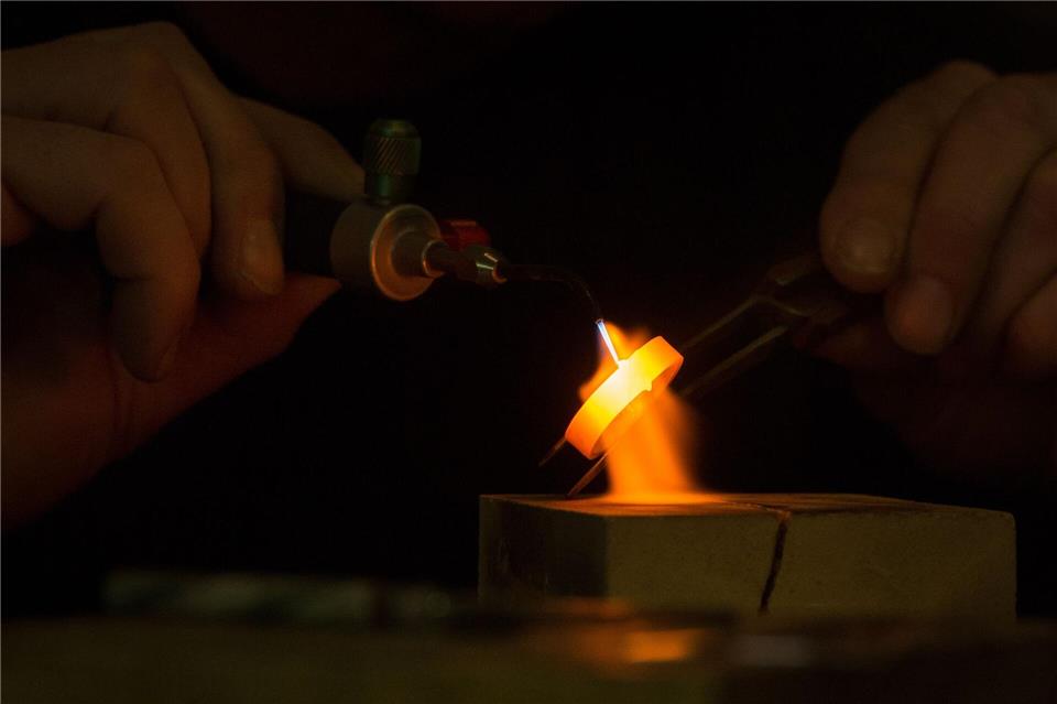 Wahre Schätze: Goldschmiede können alte Schmuckstücke umarbeiten.Franziska Gabbert/dpa-tmn