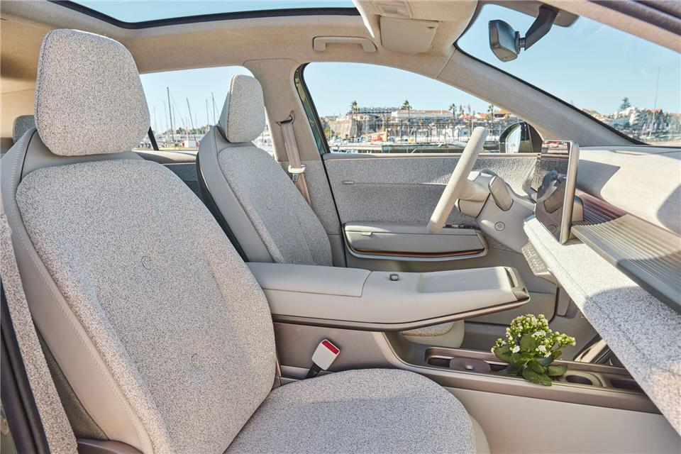 Wahre Stofflichkeit: Recht seriennah präsentiert sich das Interieur - echte Grünpflanzen auf der Mittelkonsole dürften dann aber zum Start verschwunden sein.Ivo Hercik/Volkswagen AG/dpa-tmn