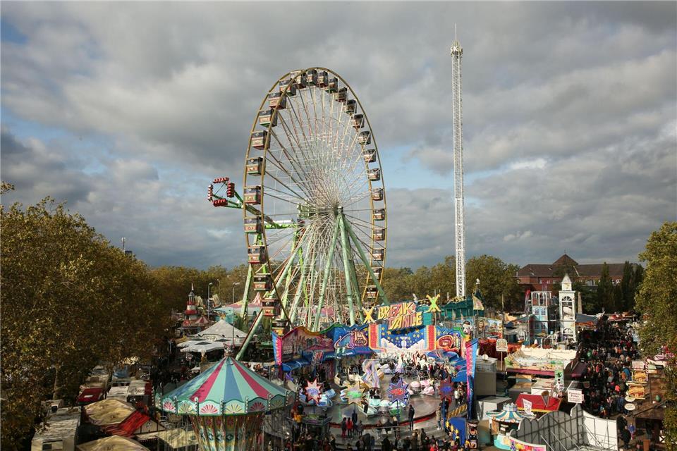 Wahrzeichen der Bocholter Kirmes ist trotz vieler modernen Fahrgeschäfte das Riesenrad. Es wird mit sieben Spezialfahrzeugen nach Bocholt gefahren und mithilfe eines 55-Tonnenkrans aufgebaut.