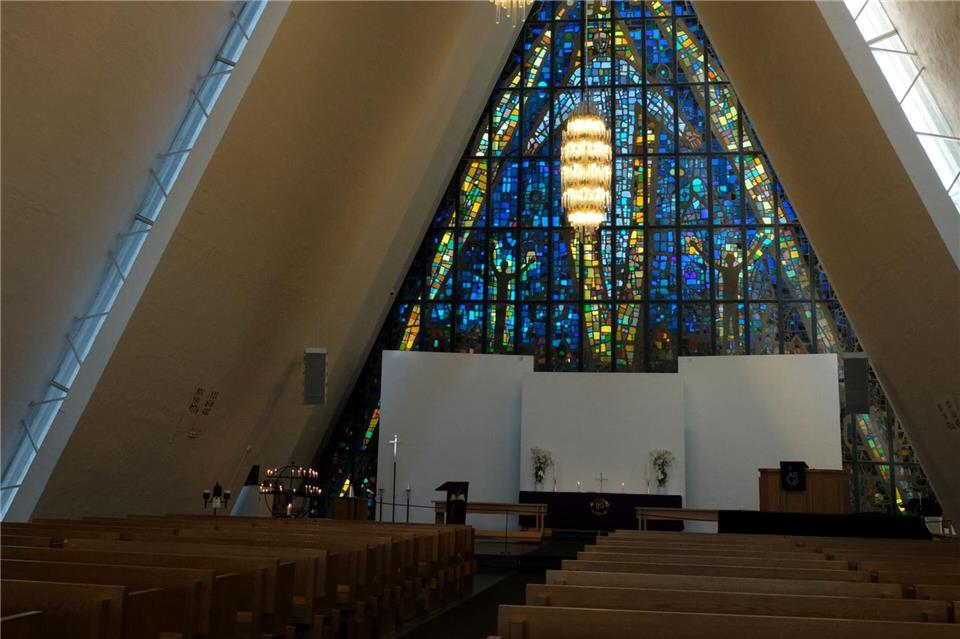 Wahrzeichen der Stadt: Die Eismeerkathedrale in Tromsø ist allein wegen ihres riesigen Buntglasfensters sehenswert.Florian Sanktjohanser/dpa-tmn