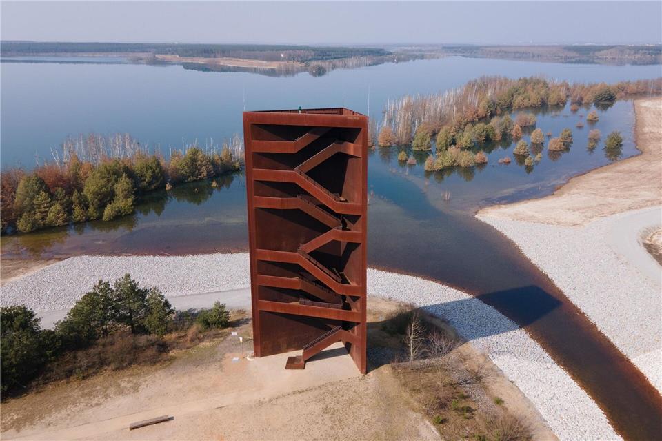 Wahrzeichen und Besuchermagnet: der „Rostige Nagel“, ein Aussichtsturm am Sedlitzer See.Sebastian Kahnert/dpa/dpa-tmn