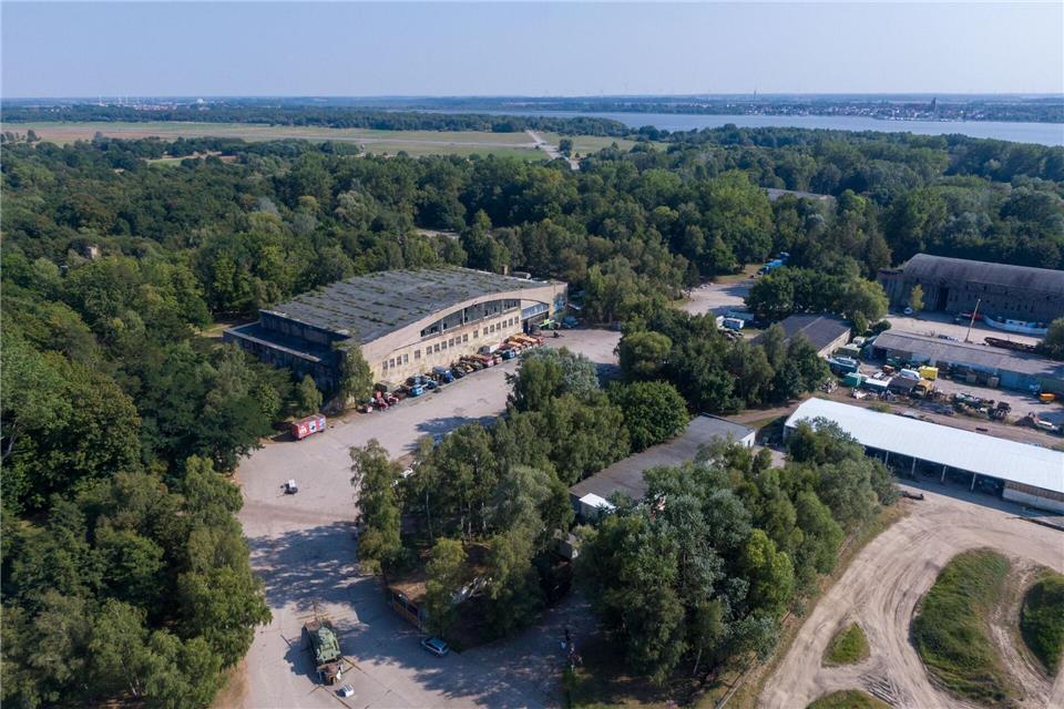 Wald und Wasser prägen das Gelände um den ehemaligen Militärflugplatz. Stefan Sauer/dpa