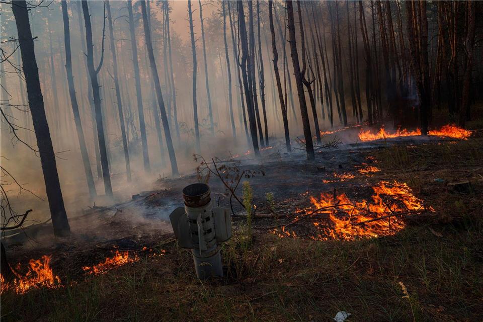 Waldbrände in der Ukraine, die viel Treibhausgase freisetzen, werden oft durch Gefechte ausgelöst. (Archivbild)Evgeniy Maloletka/AP/dpa
