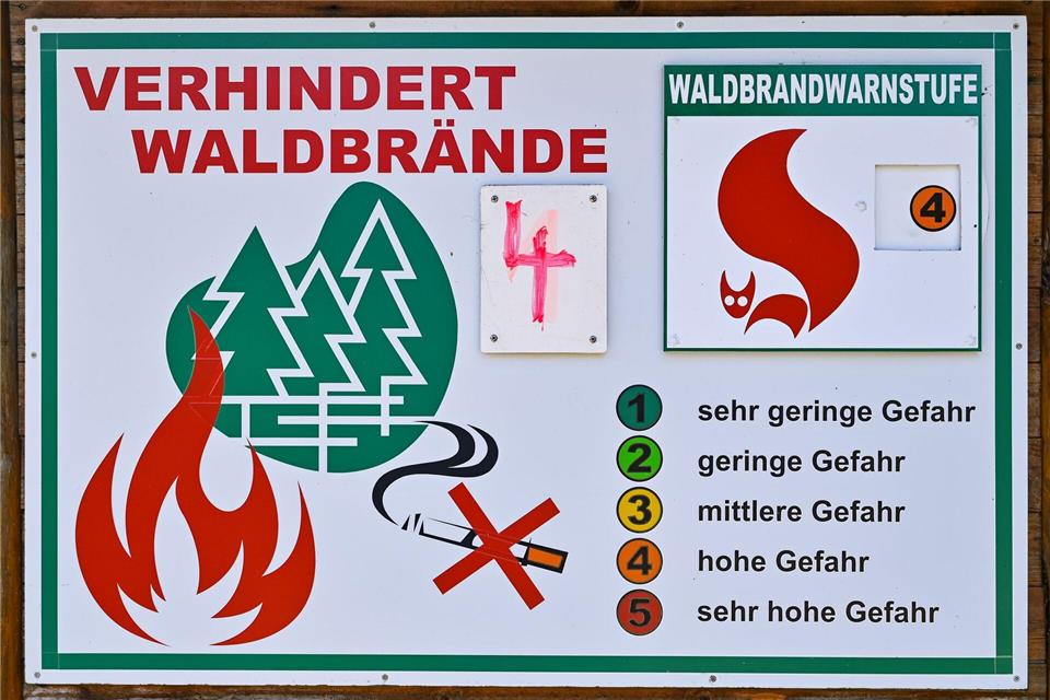 Waldbrandstufe 4 herrscht derzeit in vier Landkreisen im Süden Brandenburgs. Die Waldbrandzentralen sind besetzt, um frühzeitig auf Feuer reagieren zu können. (Archivbild)Patrick Pleul/dpa-Zentralbild/dpa