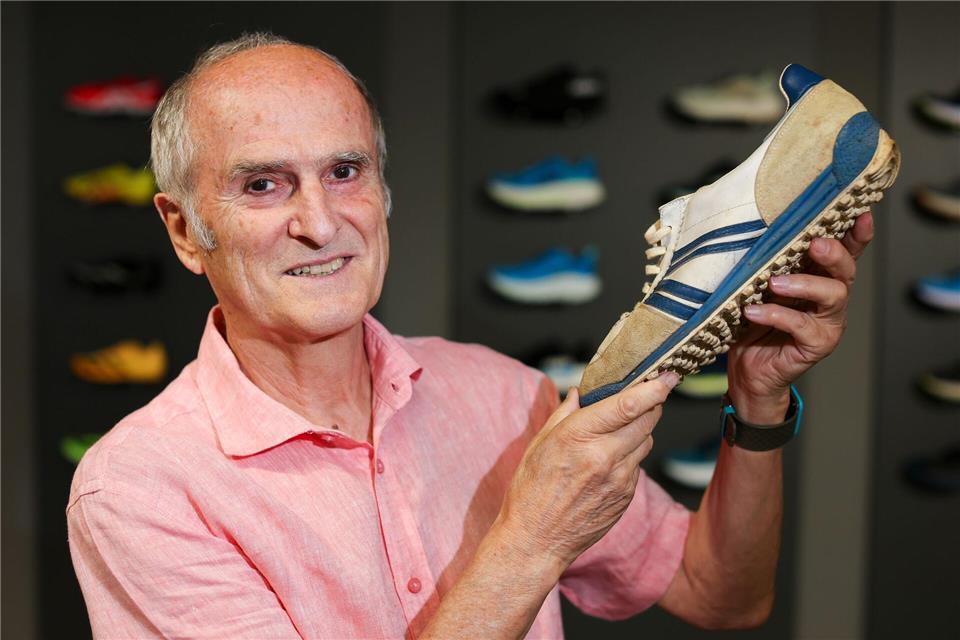 Waldemar Cierpinski präsentiert einen alten DDR-Laufschuh.Jan Woitas/dpa