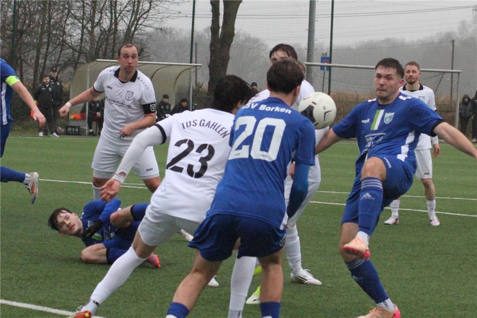 Waldemar Walter (rechts) und Gian-Luca Hinzmann (am Boden) konnten an der 2:1-Niederlage des RSV Borken beim TuS Gahlen wenig ändern.