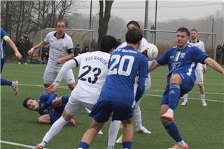 Waldemar Walter (rechts) und Gian-Luca Hinzmann (am Boden) konnten an der 2:1-Niederlage des RSV Borken beim TuS Gahlen wenig ändern.