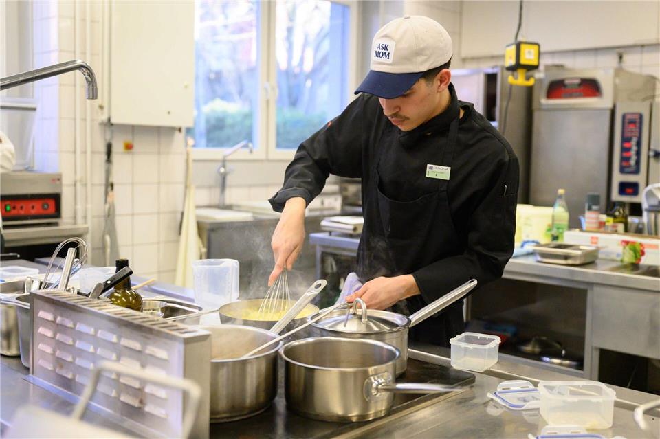 Waleed Choha möchte einmal in einem Sterne-Restaurant arbeiten.Swen Pförtner/dpa