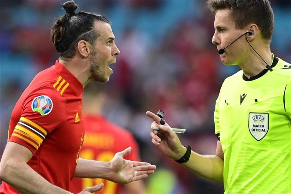 Männer-Dutt und platinblond: Die Frisuren der EM-Stars Wales-Star Gareth Bale (l) setzt auf einen Männer-Dutt. Foto: Olaf Kraak/Pool EPA/AP/dpa