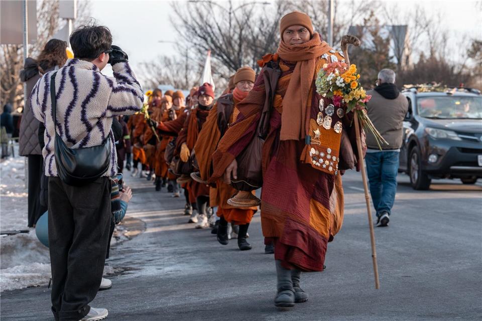 Walk of Peace in den USA; Buddhistische Mönche marschieren für den inneren Frieden von Texas nach Washington. Andrew Leyden/ZUMA Press Wire/dpa