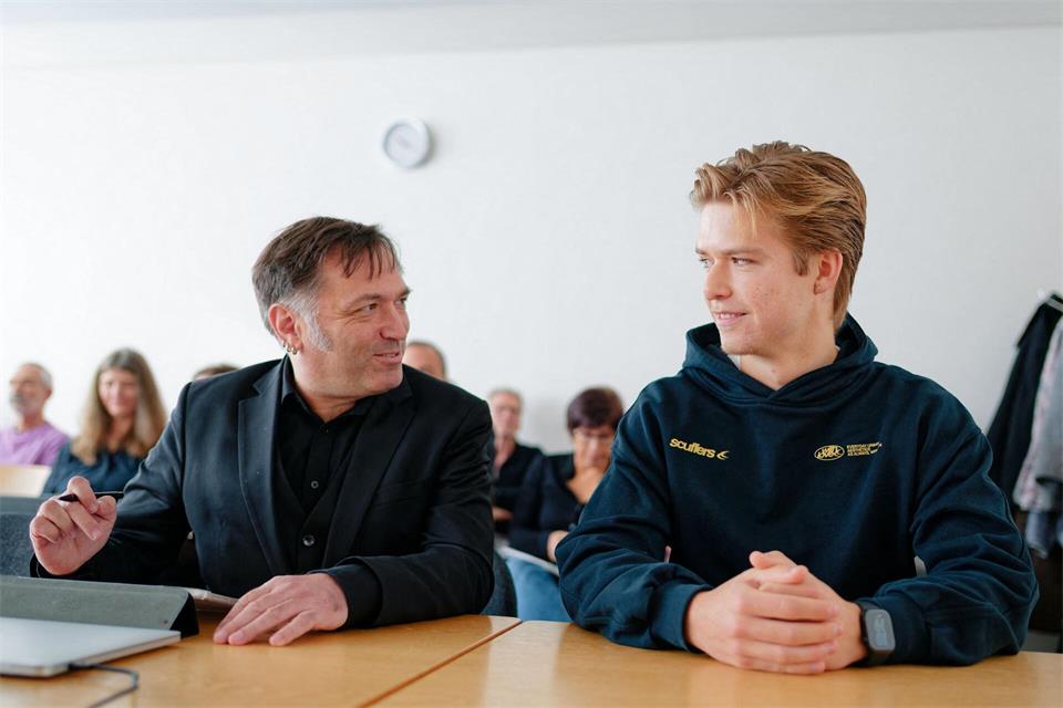Walk (r) und sein Anwalt Malcherek beklagen eine mangelnde Chancengleichheit.Uwe Anspach/dpa