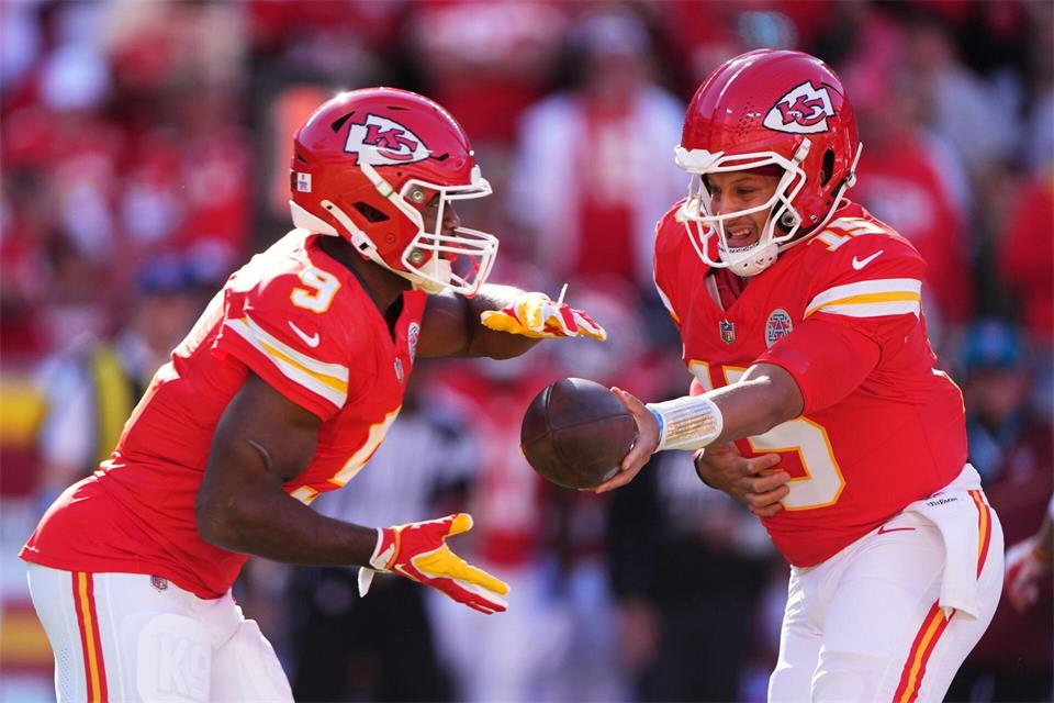 Walker (links) erzielte den ersten Touchdown für die Chiefs.Charlie Riedel/AP/dpa