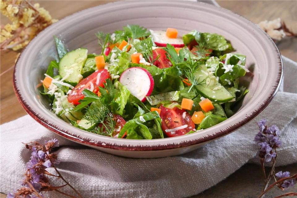 Walnussöl eignet sich nur für die kalte Küche und passt gut, um Salatdressings oder Dips mit seiner nussigen und leicht fruchtigen Note zu verfeinern.picture alliance/dpa/mehr-genuss.de