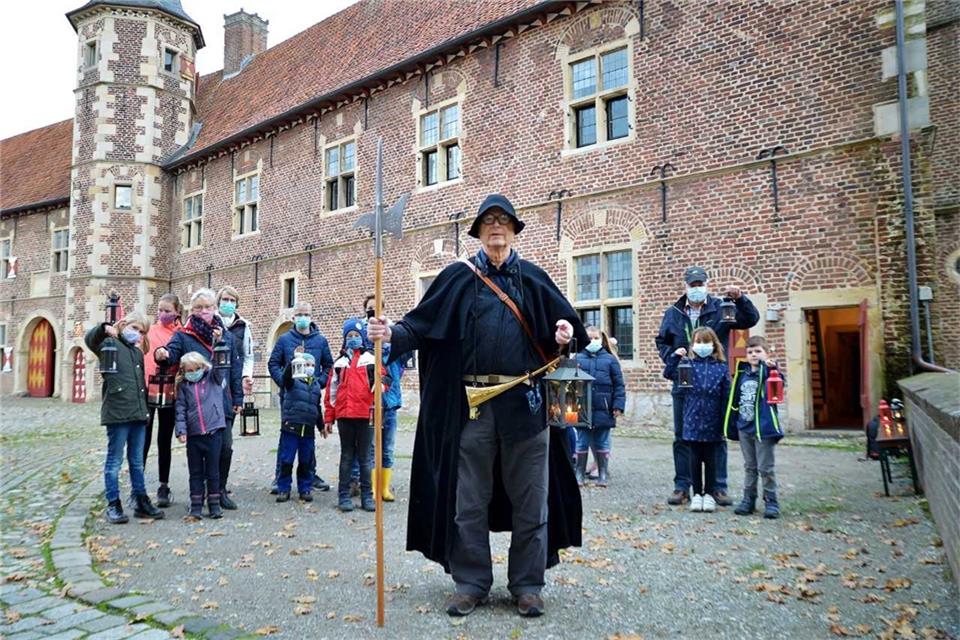 Walter Großewilde führte die Gruppe als Nachtwächter rund ums Raesfelder Schloss.
