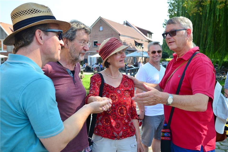 Walter Großewilde (links) hat die Bedeutung alter Sprichwörter erklärt.