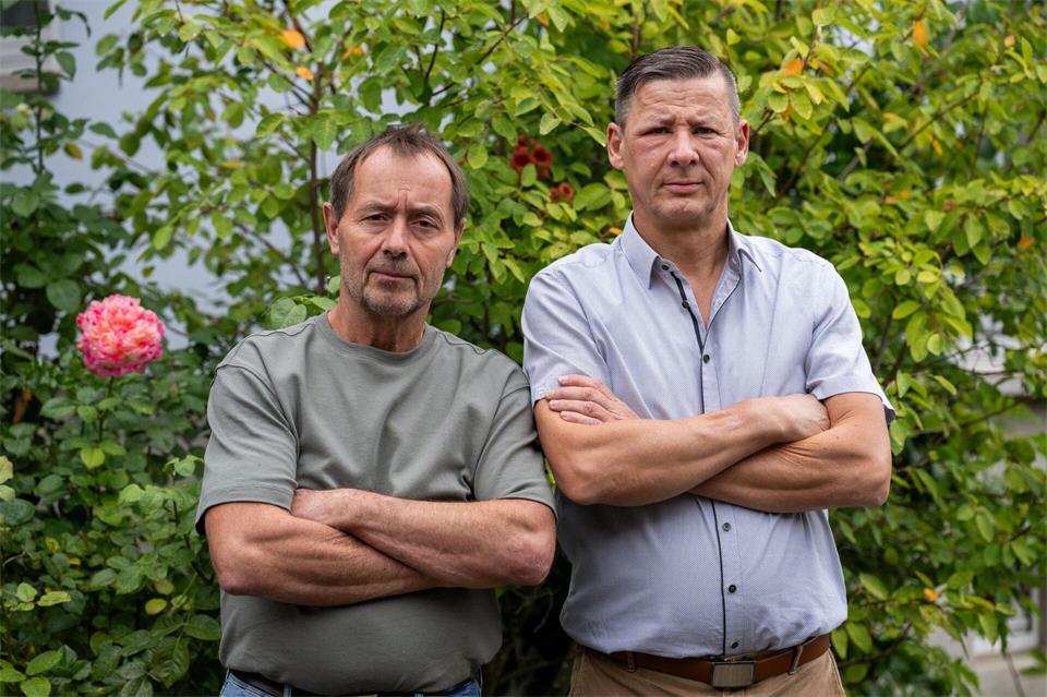 Walter Reininger (l) und Volker Schmitt bekamen die Courage-Medaille für ihr Eingreifen bei einer Messerattacke Pia Bayer/dpa