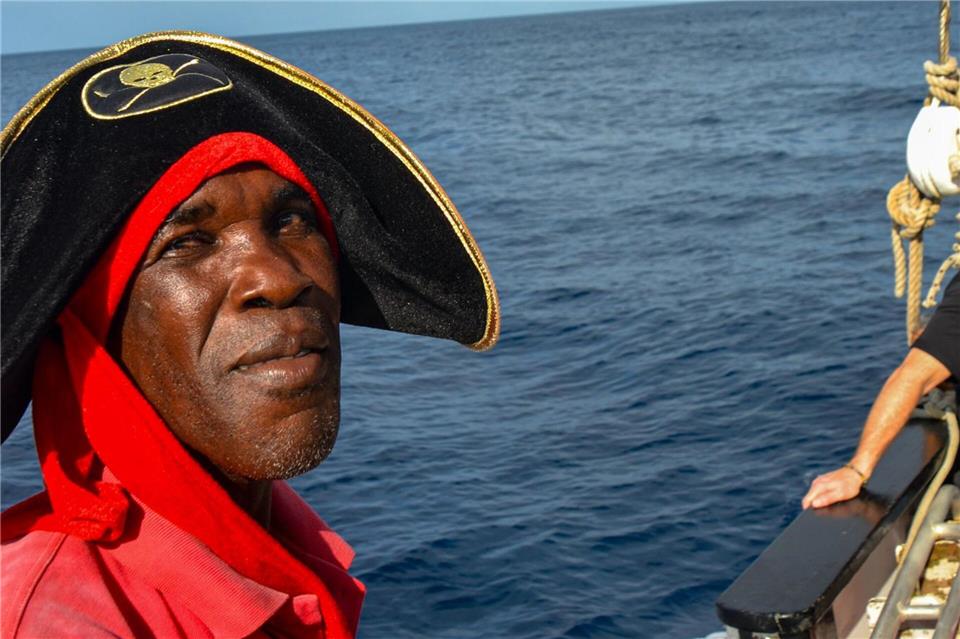 Waltie, ein Helfer von Film-Captain Sparrow, ist der Star der Piratenfahrt mit dem Schoner „Scaramouche“.Joachim Hauck/dpa-tmn