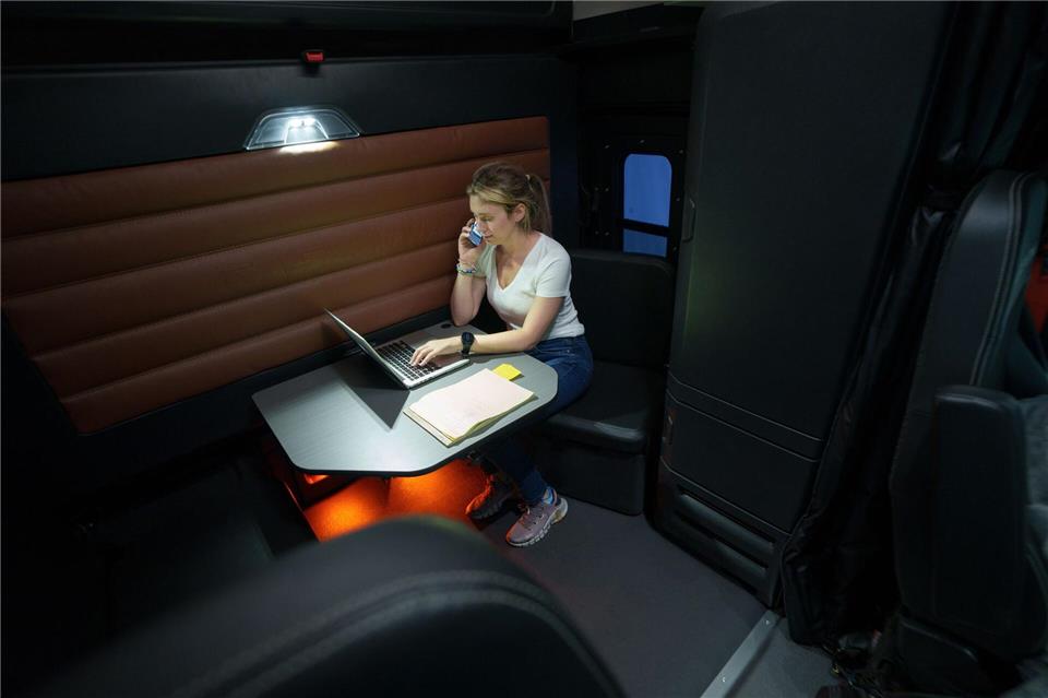 Wandelbarer Arbeitsplatz: Die Lounge im  Freightliner Cascadia 5 kann vieles - auch zum mobilen Büroraum werden.Daimler Truck AG/dpa-tmn