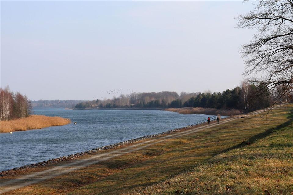 Wander-und Radwege führen durchs Lausitzer Seenland - wie hier am Koschener Kanal, der den Geierswalder See mit dem Senftenberger See verbindet.Deike Uhtenwoldt/dpa-tmn
