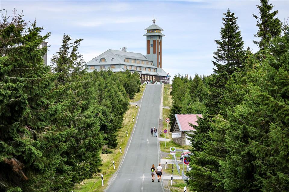 Wanderer auf dem Weg zur Spitze des Fichtelberges. In Oberwiesenthal werden Ende September rund 20.000 Besucher zum Deutschen Wandertag erwartet. (Archivbild)Jan Woitas/dpa/ZB