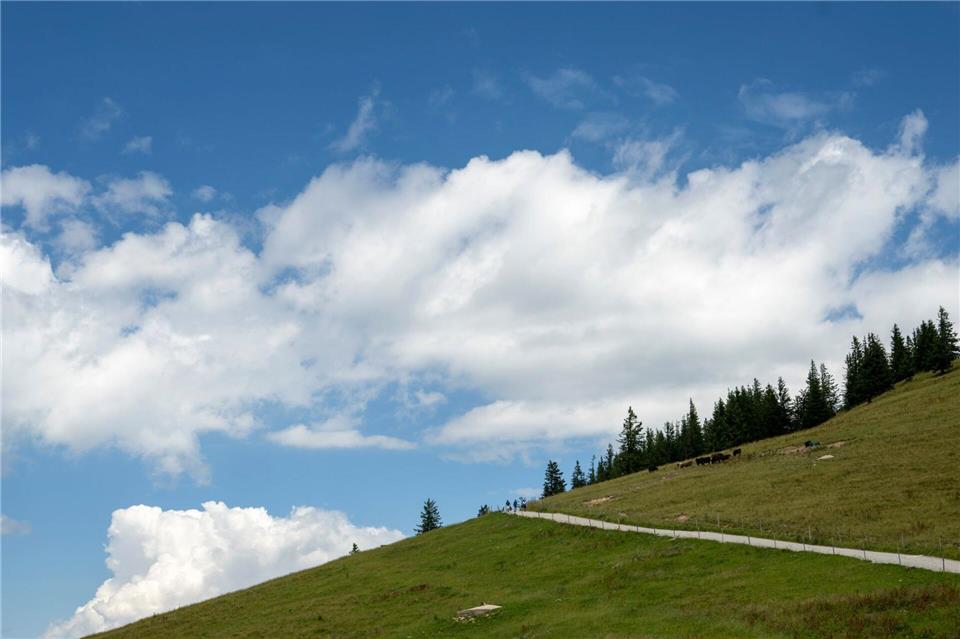 Schönwetter nur auf Zeit: Erst Sonne, dann Regen Wanderer aufgepasst: Die Bergtour sollte nachmittags zu Ende sein - denn dann drohen Gewitter. (Archivbild)Stefan Puchner/dpa