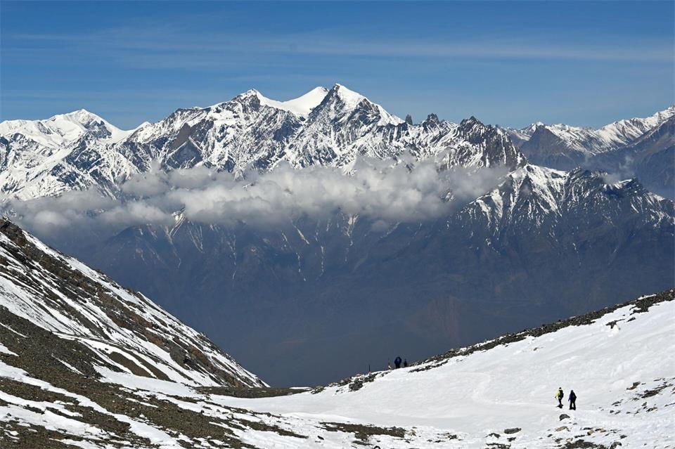 Wanderer gehen am Thorong La Pass in der Annapurna-Region. (Illustration)Elisa Schu/dpa