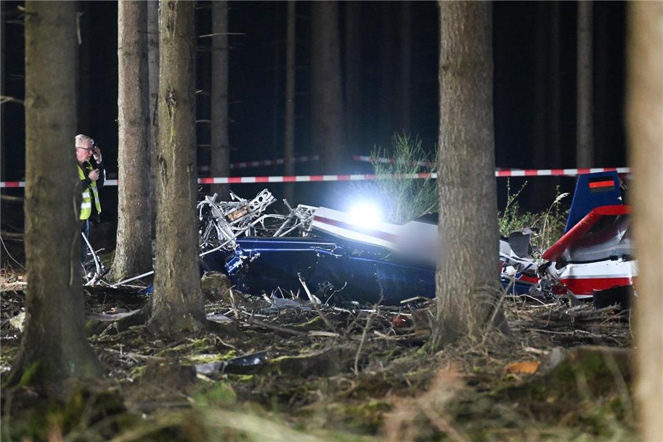 Wanderer hätten das abgestürzte Flugzeug mitten im Wald in der Nähe der Wehebachtalsperre entdeckt, so der Bürgermeister von Hürtgenwald.Benjamin Westhoff/dpa