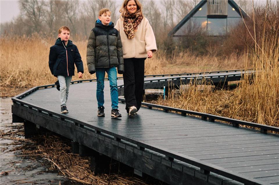 Wandern durch den Nationalpark Nieuw Land: Am Besucherzentrum Oostvaardersplasseen geht es auf Stegen los. Schokker Fotografie/Visit Flevoland/dpa-tmn