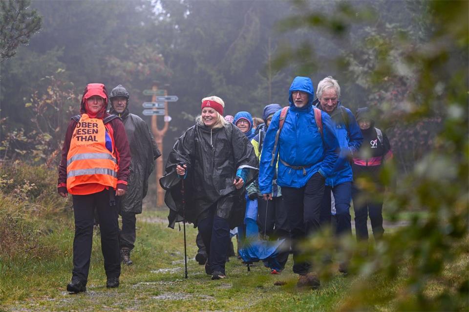 Wandern trotz Regenwetters: Am Donnerstag wurde in Oberwiesenthal der Deutsche Wandertag unter dem Motto „bewegt verbunden - gemeinsam durch das Erzgebirge“ eröffnet.Hendrik Schmidt/dpa