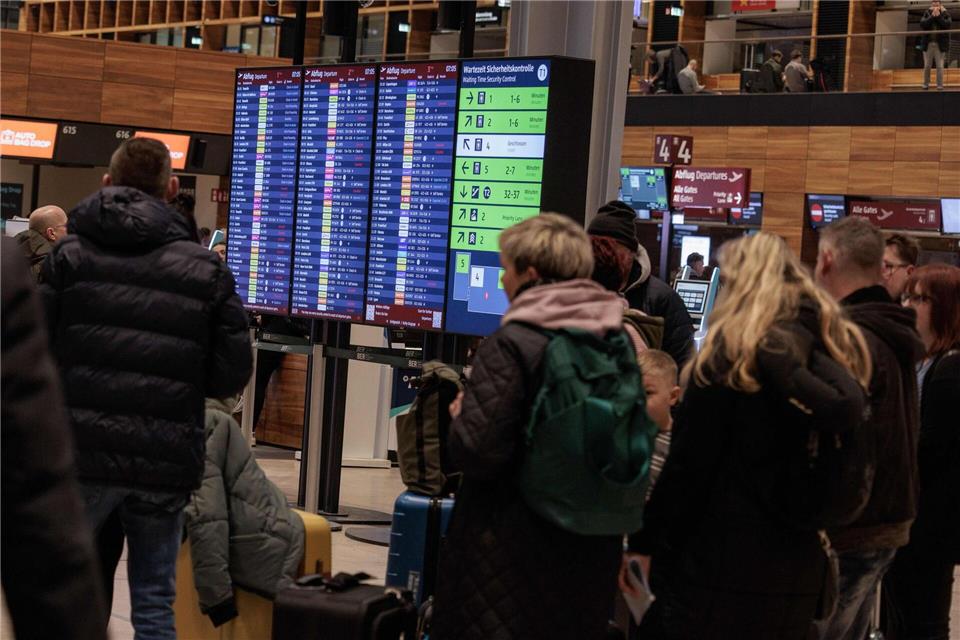 Wann der Flugbetrieb wieder aufgenommen werden kann, war am Morgen noch unklar.Carsten Koall/dpa