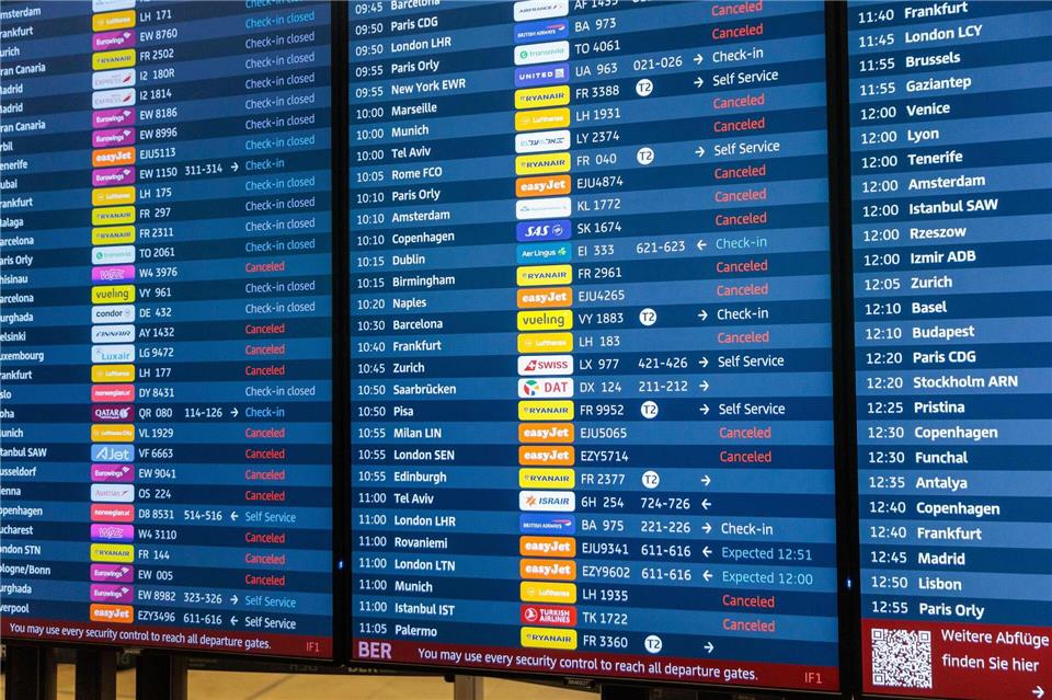 Wann der Flugbetrieb wieder losgeht, ist offen.Carsten Koall/dpa