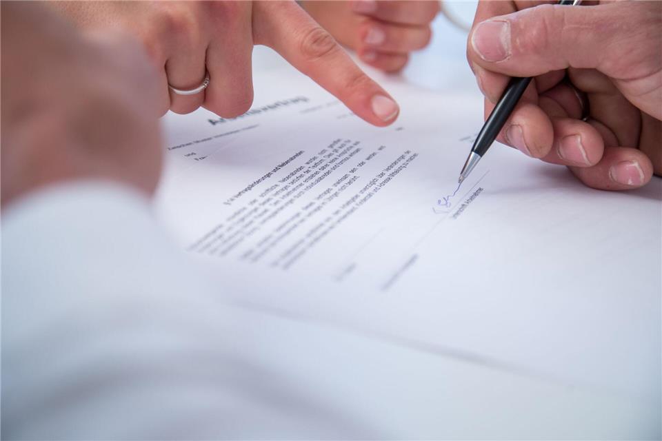 Befristeter Arbeitsvertrag: Welche Regeln Sie kennen sollten Wann endet das Arbeitsverhältnis? In kalendermäßig befristeten Verträgen muss das ausdrücklich festgehalten sein.picture alliance / dpa Themendienst