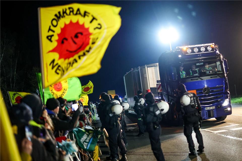 Wann rollt der nächste Castor durch NRW? Atomkraftgegner stellen sich auf kommenden Dienstag ein und planen Protestaktionen. (Archivbild)Christoph Reichwein/dpa