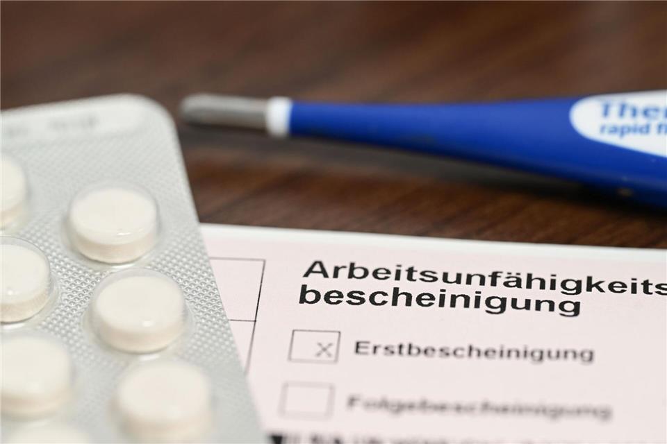 Wann sollen erkrankte Beschäftigte ihre Bescheinigung abholen? (Symbolbild) Bernd Weißbrod/dpa