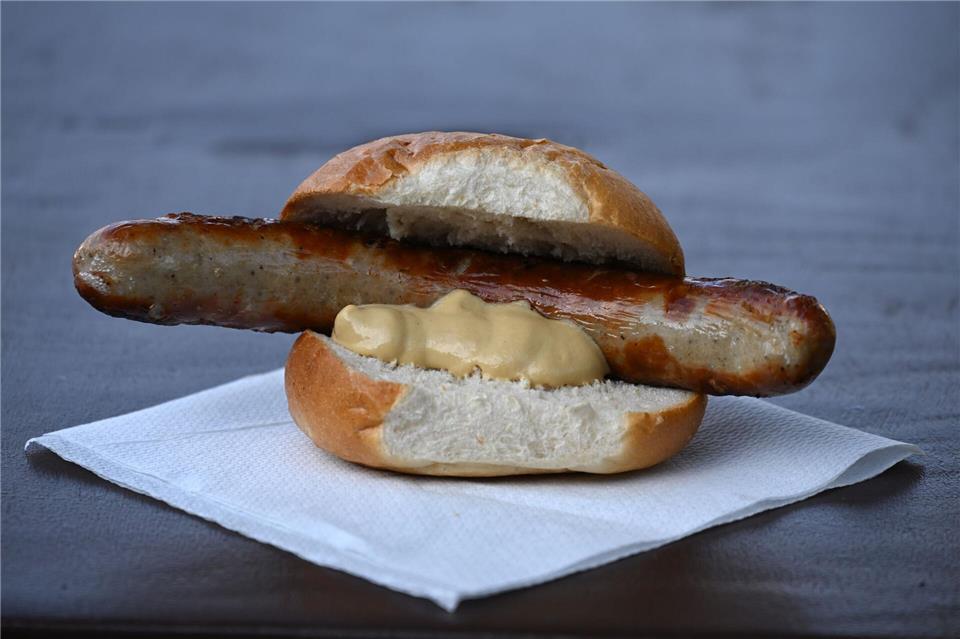 Wann und wo gab es die erste Bratwurst? Eine Urkunde könnte darüber Aufschluss geben. (Archivbild)Martin Schutt/dpa