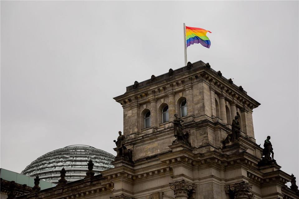 Wann weht die Regenbogenflagge über dem Bundestag? An dieser Frage entzündete sich 2025 ein politischer Streit. (Symbolbild)Christoph Soeder/dpa