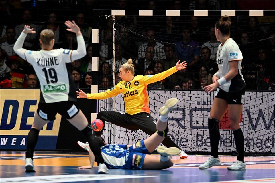 War gegen Island eine wichtige Stütze: Torfrau Katharina Filter.Marijan Murat/dpa