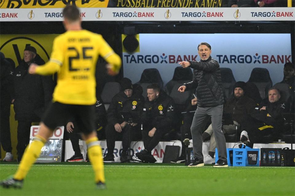 War mit dem Verspielen der 2:0-Führung seiner Mannschaft sichtlich unzufrieden: BVB-Trainer Niko Kovac.Fabian Strauch/dpa