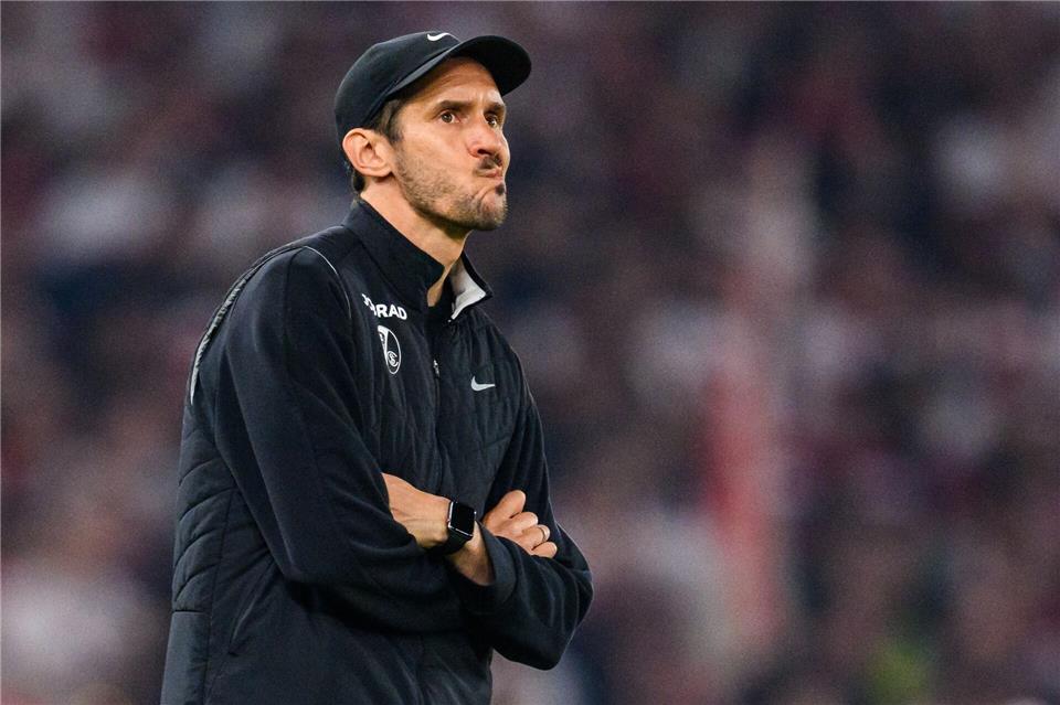 War nach dem Schlusspfiff mächtig angefasst: Freiburgs Trainer Julian Schuster.Tom Weller/dpa