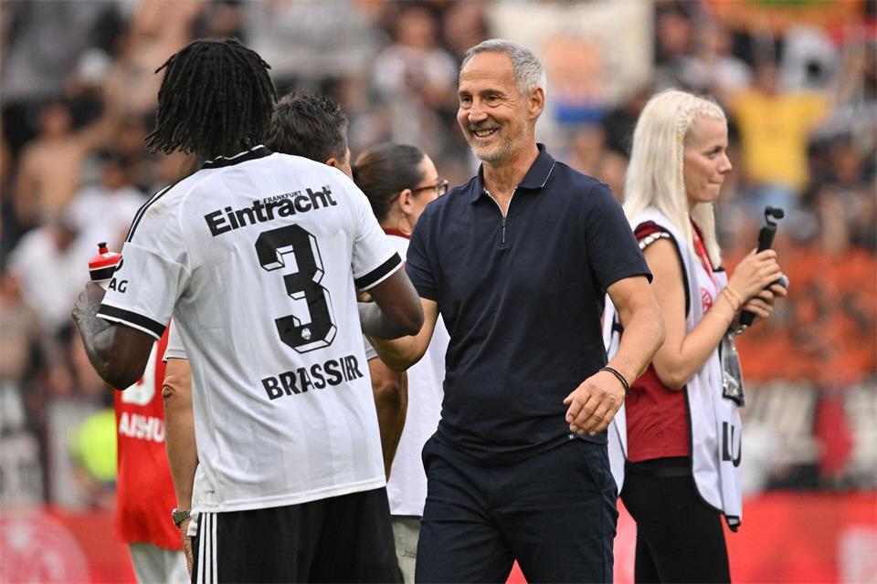 War sehr zufrieden mit dem Auftritt seiner Mannschaft: Trainer Adi Hütter.Torsten Silz/dpa