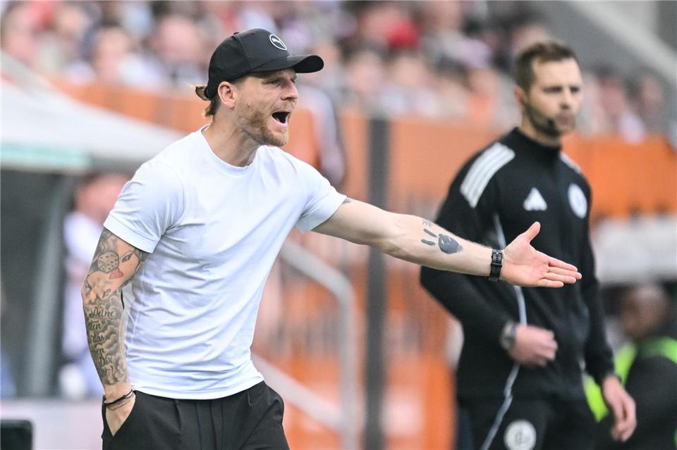 War stinksauer auf ein seine Mannschaft: Gladbach-Coach Eugen Polanski im Spiel beim FC Augsburg.Harry Langer/dpa