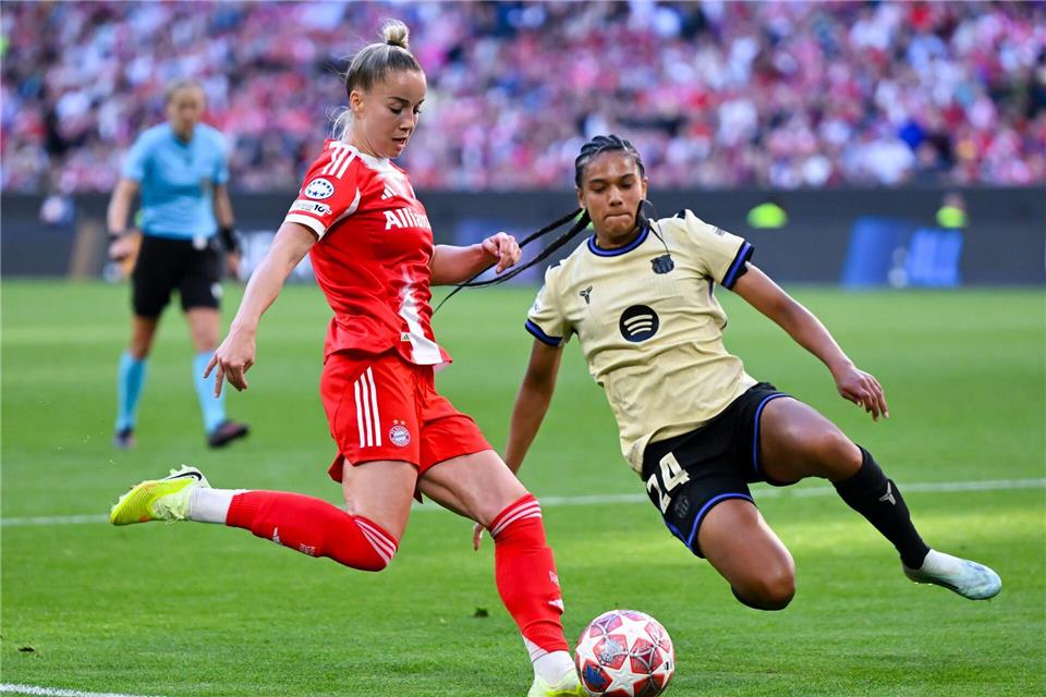 War vor dem 0:1 unaufmerksam: Münchens Giulia Gwinn (l).Sven Hoppe/dpa