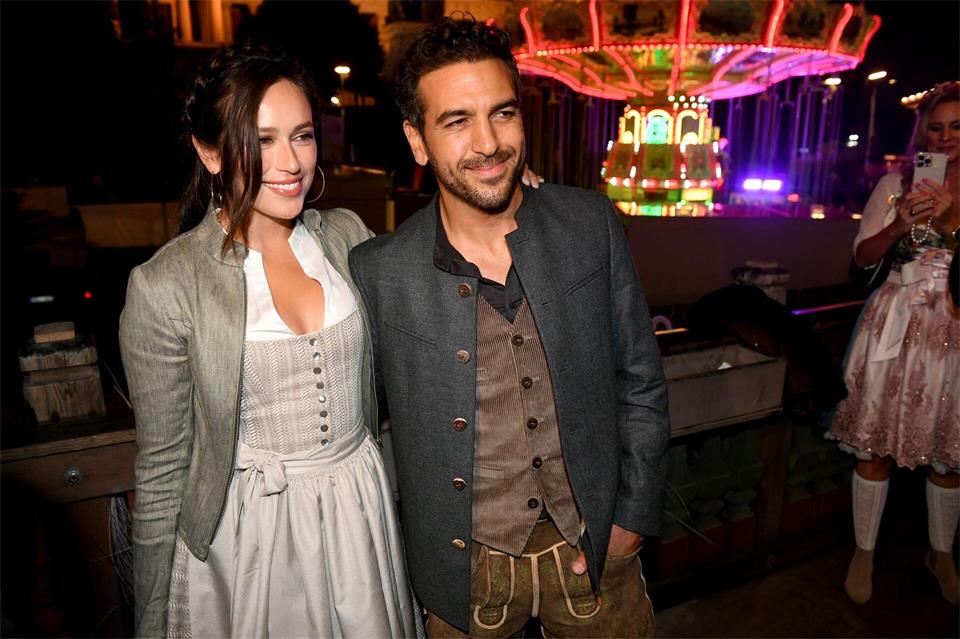 Waren 2022 noch gemeinsam auf dem Oktoberfest unterwegs: Elyas M’Barek und seine Frau Jessica. (Archivbild)Felix Hörhager/dpa