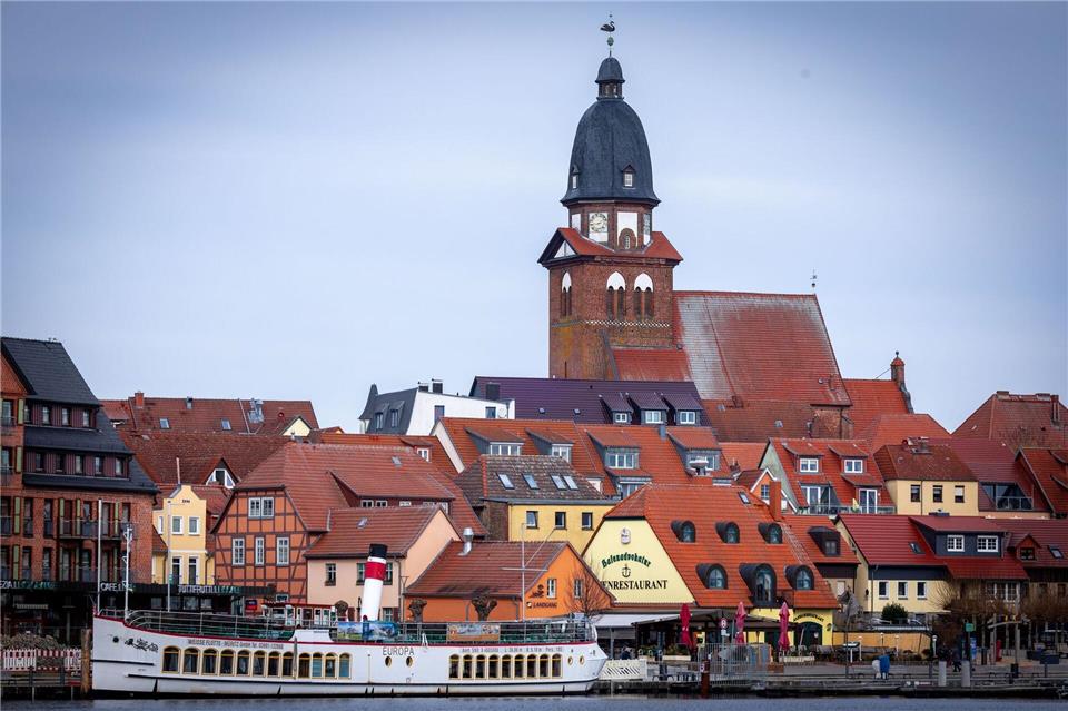 Waren an der Müritz ist ein malerischer Urlaubsort. Jetzt musste eine wichtige Brücke gesperrt werden. (Archivbild) Jens Büttner/dpa