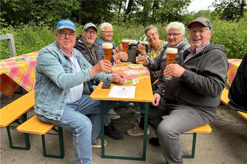 Hüttentour: Alle Infos zu Strecken und Hütten in Südlohn und Oeding Waren im Jahr 2024 zum zehnten Mal bei der Hüttentour dabei (v.l.n.r.): Fred Firing, Arnold und Tineke Kreunen, Lidy Firing, Henny und Eddie Baan aus den Niederlanden.Printing