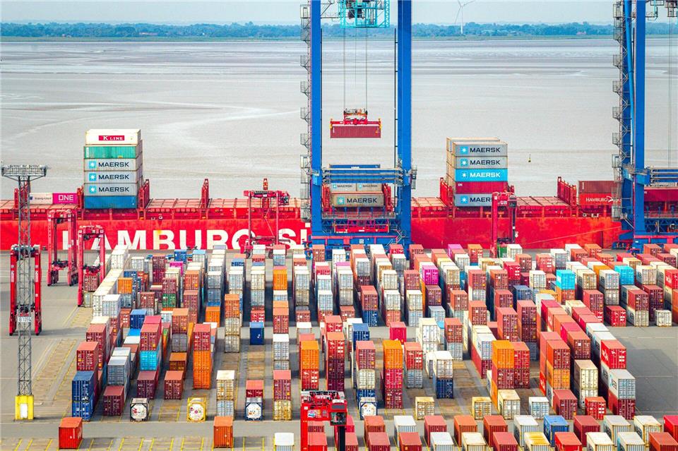 Wie nachhaltig sind Häfen, Logistik und Schifffahrt? Waren werden zu einem Großteil auf dem Seeweg transportiert. (Archivbild)Sina Schuldt/dpa