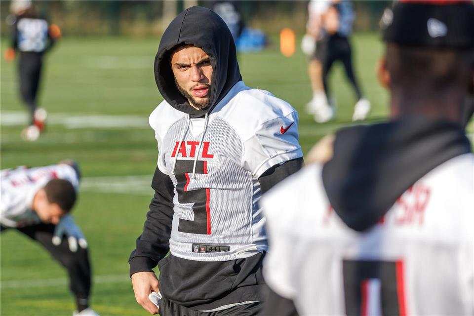 Warm eingepackt: Falcons-Wide-Receiver Drake London im Training.Andreas Gora/dpa