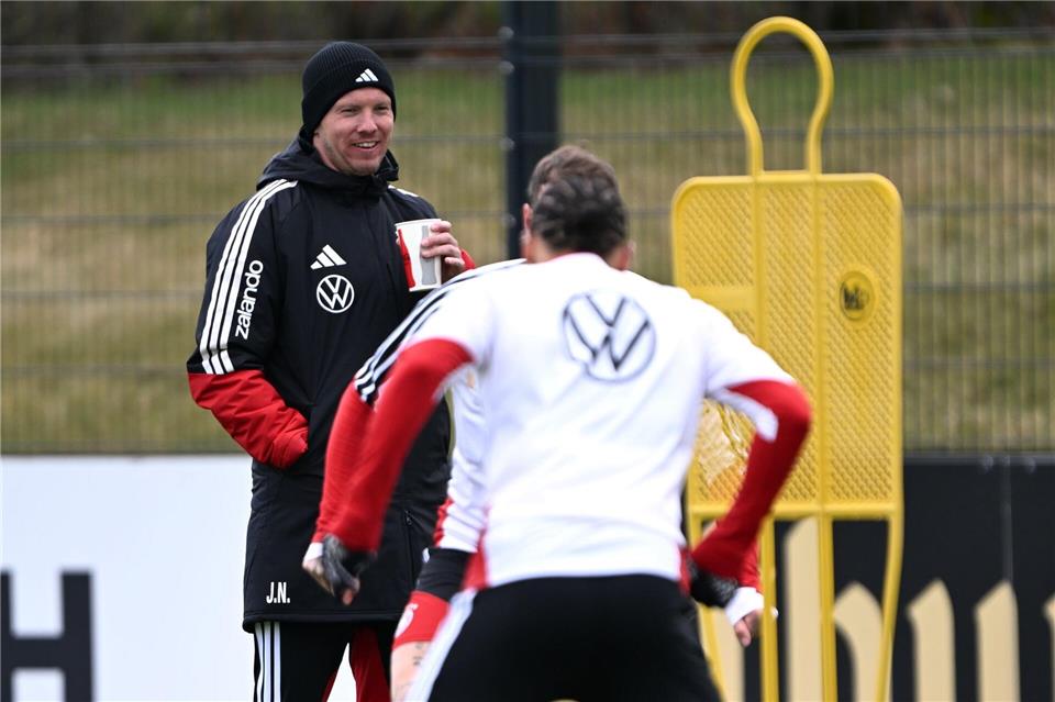 Warm eingepackt verfolgt Bundestrainer Julian Nagelsmann das Geschehen auf dem Trainingsplatz.Federico Gambarini/dpa